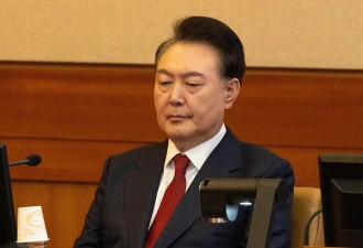 尹锡悦抵达法院，将出席取消拘留必要性庭审