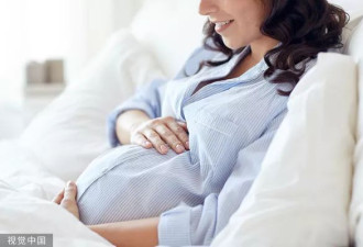 白人妈妈生下非裔宝宝！她崩溃揭诊所“搞错胚胎”