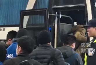 拐卖演员王星的10名嫌犯已被押解回国！现场画面曝光