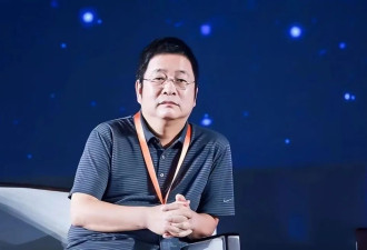 座谈会上最松弛的大佬，原来靠卖试卷起家
