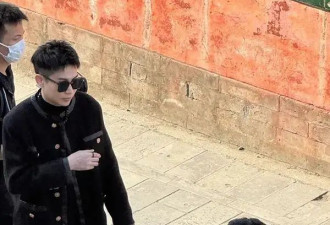 范冰冰和男友人陪父亲散步 老爸气质不输男模 全家高颜值！