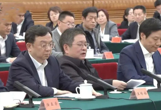 松弛的“首富”，背后站着一个“清华帮”