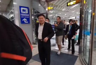 傅昆萁在机场被骂“中国的走狗”