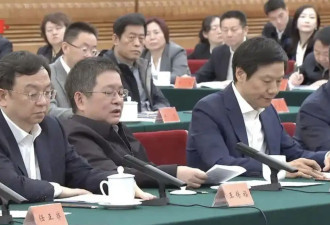神秘人“慵懒躺姿”面对习近平发言
