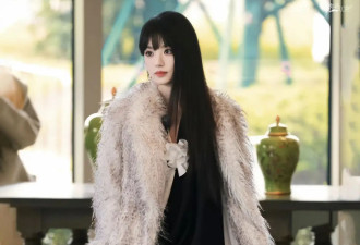 深V裙配皮草，田曦薇实力诠释什么是明艳与甜美共存！