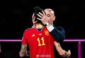 西班牙足协前主席因强吻女球员被判性侵