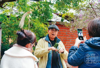 街头艺人竟是微软前副总