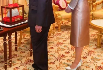 泰王又获得博士学位，校长跪在地上奉上毕业证
