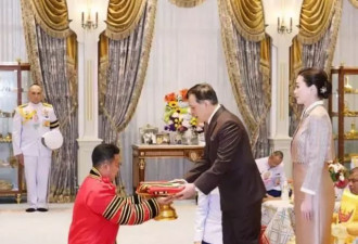 泰王又获得博士学位，校长跪在地上奉上毕业证