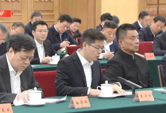 年轻“价格屠夫”见习近平 特别显眼