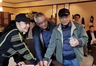 一身老人打扮 刘晓庆回乡选墓地引热议
