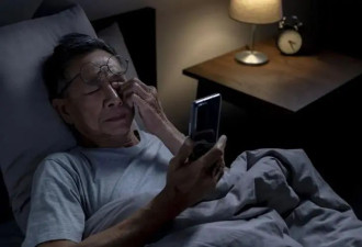 爸妈刷手机比我还狠！如何帮老年人戒“网瘾”？