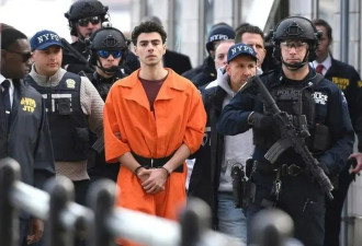 美国顶流杀手出庭又火了！穿Ralph Lauren配防弹背心，为啥美国网友叫他“英雄”？