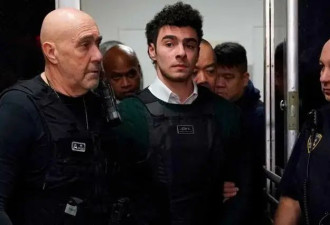 美国顶流杀手出庭又火了！穿Ralph Lauren配防弹背心，为啥美国网友叫他“英雄”？