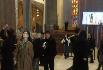 胡静老公跪地为她拍照，上演霸总宠妻，没谁了