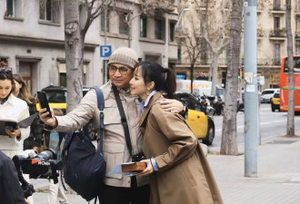 胡静老公跪地为她拍照，上演霸总宠妻，没谁了