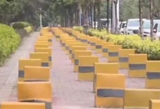 东莞一人行道出现近百个石墩占道,学校:常有人摆摊