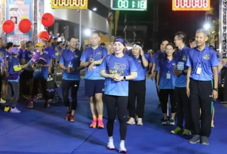 46岁泰国王后晨跑10公里，满面红光到终点....