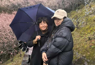 网友在黄山偶遇赵薇 称回芜湖老家看望母亲