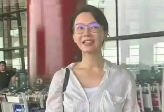 陈数母子机场被偶遇，她打扮朴素气质无敌，18岁儿子长得比妈成熟