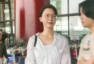 陈数母子机场被偶遇，她打扮朴素气质无敌，18岁儿子长得比妈成熟