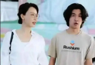 陈数母子机场被偶遇，她打扮朴素气质无敌，18岁儿子长得比妈成熟