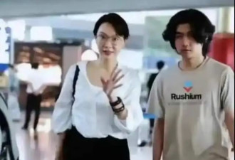 陈数母子机场被偶遇，她打扮朴素气质无敌，18岁儿子长得比妈成熟