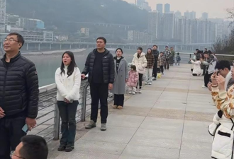 游客们都在重庆疯狂“吃轻轨”…网友：麻辣味？