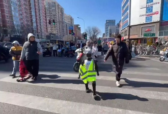 北京街头现"机器人交警"，交管部门：非警方部署