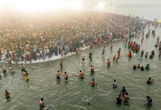 印度首富沐浴恒河，水面浑浊粪便多，博士却...