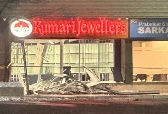 宾顿市珠宝店被汽车撞入 5人意图抢劫