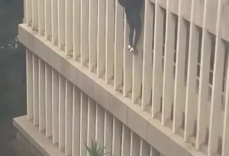 疑犯“飞檐走壁”逃离法院 场面如《碟中谍》