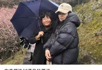 赵薇安徽老家看妈妈，戴佛珠素颜有雀斑