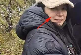 赵薇安徽老家看妈妈，戴佛珠素颜有雀斑