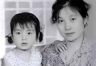 赵薇安徽老家看妈妈，戴佛珠素颜有雀斑