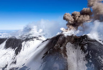 火山熔岩烤香肠太离谱 义大利强制登山客聘用向导