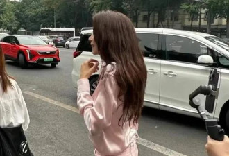 54岁莫文蔚街头商演，真人看着不漂亮气质独特，一双美腿价值千万
