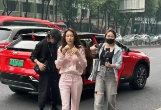54岁莫文蔚街头商演，真人看着不漂亮气质独特，一双美腿价值千万