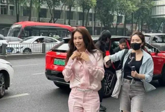 54岁莫文蔚街头商演，真人看着不漂亮气质独特，一双美腿价值千万
