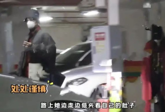 45岁任重陪孙骁骁逛街，被曝在女方老家重庆定居，女儿1岁左右