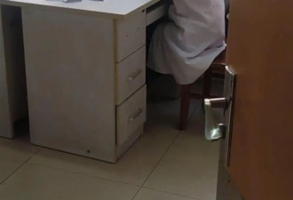 医院工作人员玩游戏，就诊群众称排队1个多小时