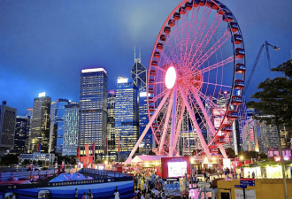 连年赤字压力下，香港全体公务员今年冻薪