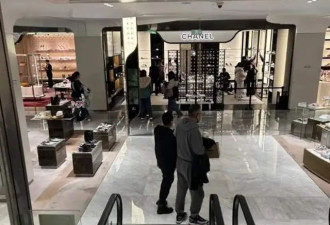 宋丹丹与第三任老公逛商场，全程手牵手，赵玉吉气质儒雅又慈祥