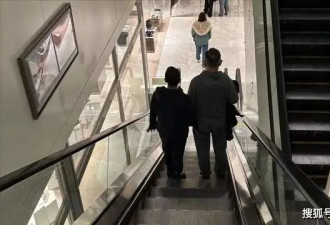 宋丹丹与第三任老公逛商场，全程手牵手，赵玉吉气质儒雅又慈祥