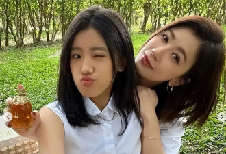 贾静雯大女儿穿着打扮太炸裂，谁能相信这是19岁女孩，后爹无奈