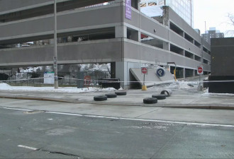 多图！渥太华市中心停车场顶层因积雪坍塌！50辆车被困！