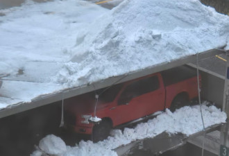 多图！渥太华市中心停车场顶层因积雪坍塌！50辆车被困！