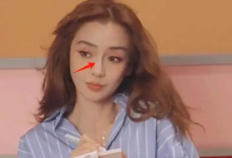 杨颖最新大片下巴有凹坑，身材过瘦状态疲惫，强凹少女感好尴尬