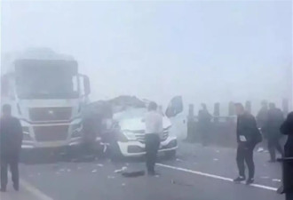 半挂车与客车相撞5人遇难 目击者：不敢上前救人