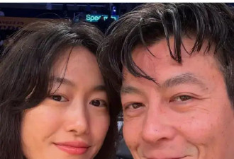 陈冠希和老婆在美国看篮球赛 夫妻同框自拍恩爱又甜蜜